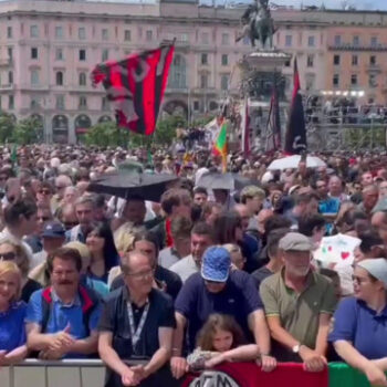 a-milano-piazza-duomo-gremita-per-i-funerali-di-berlusconi