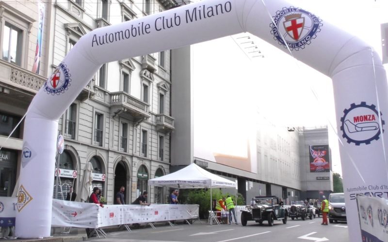 la-1000miglia-fa-tappa-a-milano-e-celebra-120-anni-dell’automobile-club