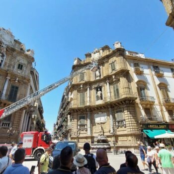 caduta-di-calcinacci-ai-quattro-canti,-intervento-dei-vigili-del-fuoco