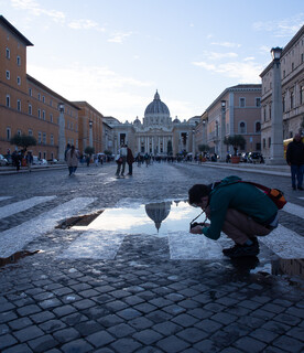 rubano-migliaia-di-euro-e-dollari-a-un-turista-americano,-2-arresti-a-roma