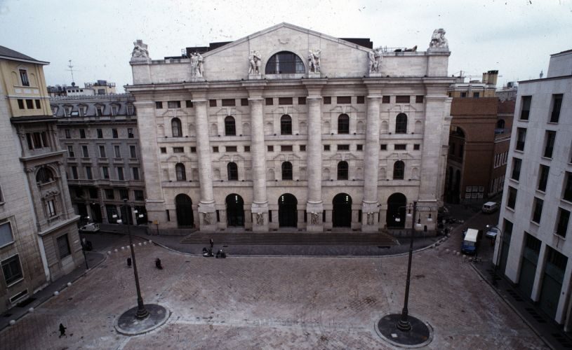 piazza-affari-chiude-in-calo,-sui-mercati-pesano-i-rialzi-dei-tassi