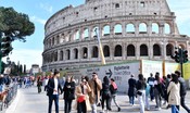 incide-l’iniziale-del-suo-nome-sul-colosseo,-denunciata-[video]