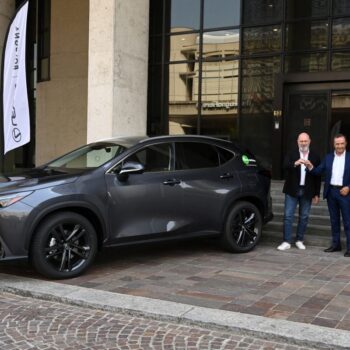 una-lexus-nx450h+-plug-in-hybrid-per-la-regione-emilia-romagna