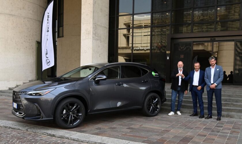 una-lexus-nx450h+-plug-in-hybrid-per-la-regione-emilia-romagna