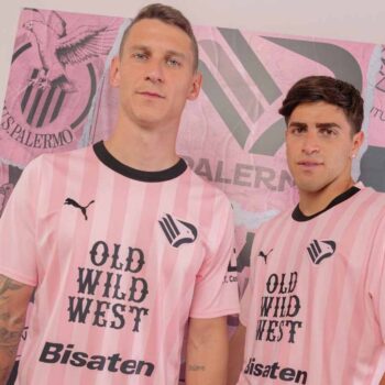 due-tonalita-di-rosa-nella-nuova-maglia-puma-del-palermo