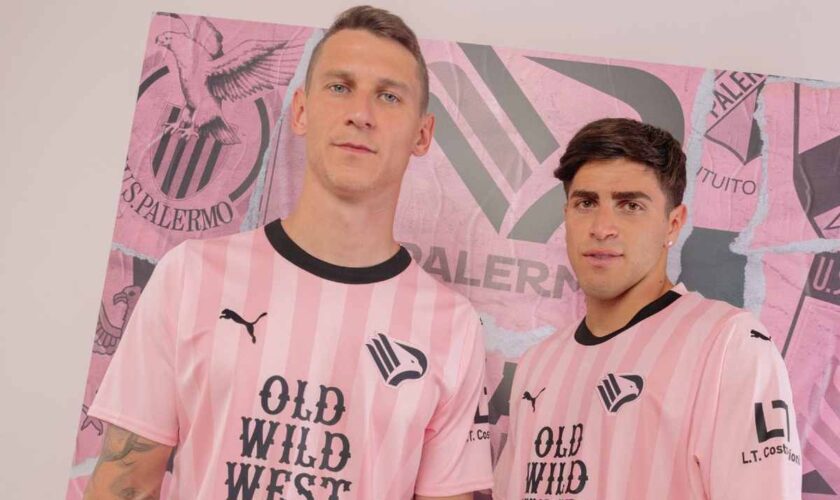 due-tonalita-di-rosa-nella-nuova-maglia-puma-del-palermo