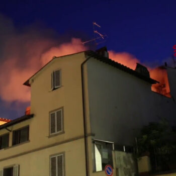 incendio-in-una-palazzina-a-firenze,-le-immagini