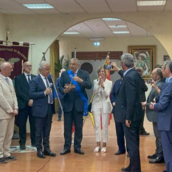 scuola-in-bene-confiscato-a-palermo,-piantedosi-consegna-le-chiavi-a-lagalla