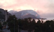 divampano-due-incendi-sulle-colline-di-palermo,-a-mondello-i-residenti-lasciano-le-case