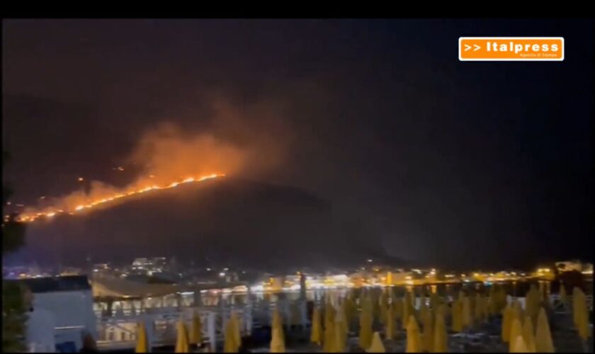 notte-di-incendi-a-palermo,-case-minacciate-dai-roghi-e-chiuso-l’aeroporto