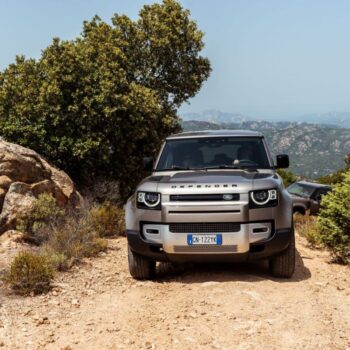 range-rover-e-defender-in-sardegna-per-delle-experience-esclusive