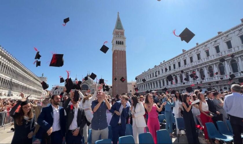 in-piazza-san-marco-consegnate-le-lauree-a-500-studenti-della-ca’-foscari