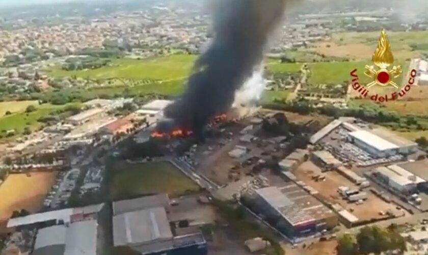 deposito-di-rifiuti-in-fiamme-a-ciampino,-alta-colonna-di-fumo