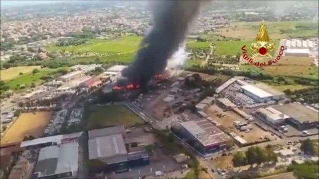 in-fiamme-deposito-di-rifiuti-a-ciampino