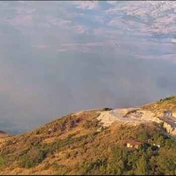 roghi-alle-pendici-di-enna,-canadair-in-azione-per-domare-le-fiamme