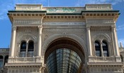 imbrattata-la-galleria-vittorio-emanuele-ii-a-milano