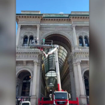 avviata-pulizia-scritte-sull’arco-d’ingresso-della-galleria-di-milano