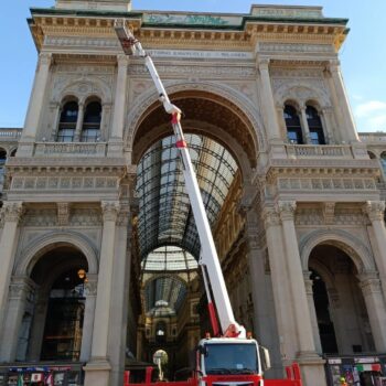 cominciata-pulizia-scritte-sull’arco-d’ingresso-della-galleria-di-milano