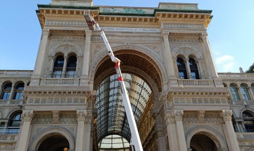 cominciata-pulizia-scritte-sull’arco-d’ingresso-della-galleria-di-milano