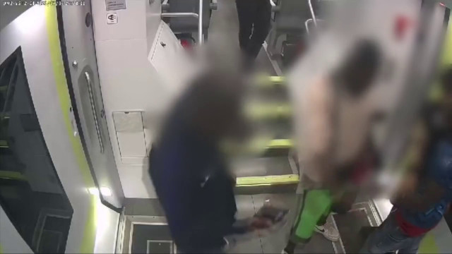 rapinano-passeggeri-sul-treno-a-lecco-armati-di-machete