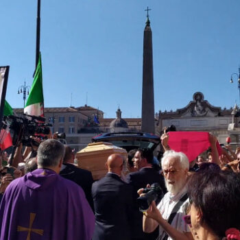 ai-funerali-di-michela-murgia-la-folla-canta-“bella-ciao”