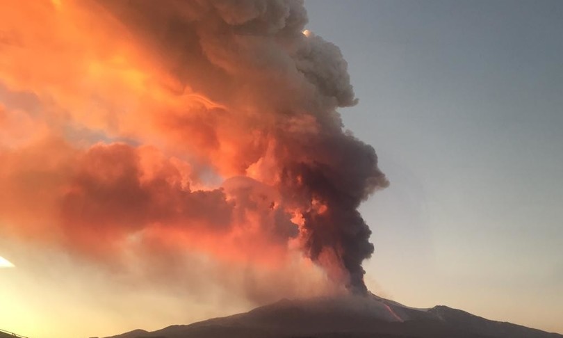 l’etna-in-attivita:-chiuso-fino-alle-13-lo-spazio-aereo-di-fontanarossa