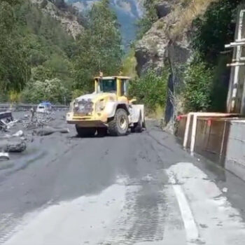 esonda-il-torrente,-statale-335-di-bardonecchia-ricoperta-di-detriti