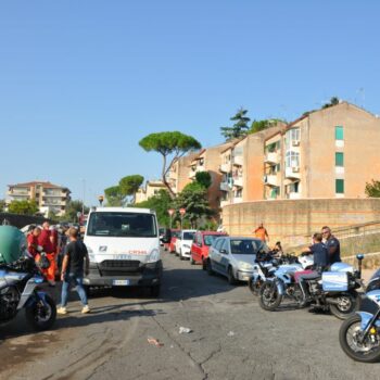 controlli-a-tappeto-della-polizia-nel-quartiere-di-san-basilio-a-roma