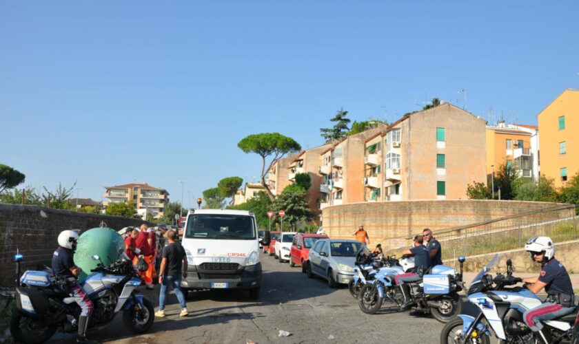 controlli-a-tappeto-della-polizia-nel-quartiere-di-san-basilio-a-roma