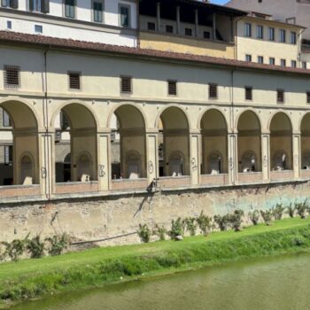 imbrattate-le-colonne-del-corridoio-vasariano-a-firenze