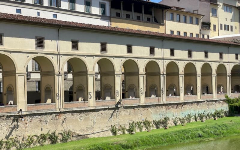 imbrattate-le-colonne-del-corridoio-vasariano-a-firenze