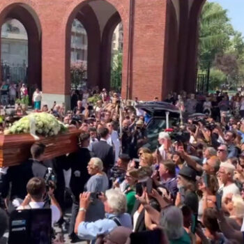 funerali-di-toto-cutugno-a-milano,-fan-cantano-“l’italiano”