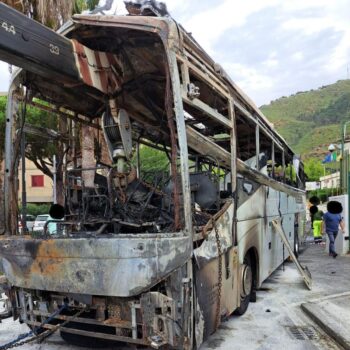 autista-bus-privato-sfonda-cancello-comune-pozzuoli-e-incendia-mezzo