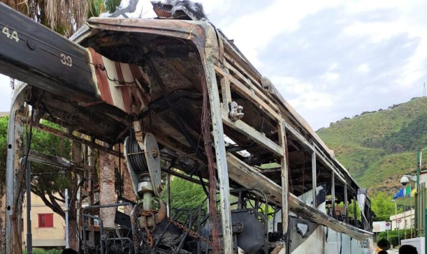 autista-bus-privato-sfonda-cancello-comune-pozzuoli-e-incendia-mezzo