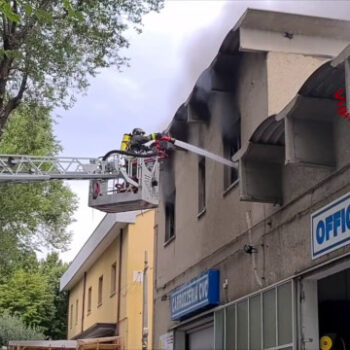 incendio-uffici-nella-zona-industriale-a-trieste,-in-corso-spegnimento