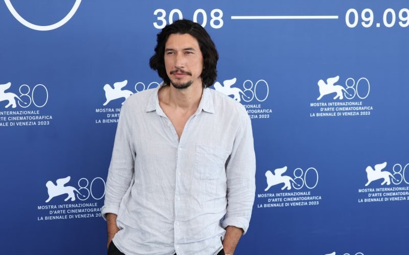 a-venezia-adam-driver-incarna-il-mito-di-ferrari-secondo-michael-mann