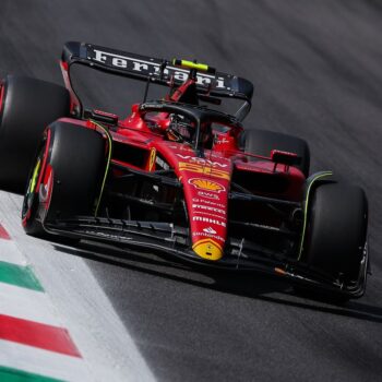 le-ferrari-volano-a-monza:-sainz-in-pole,-leclerc-terzo