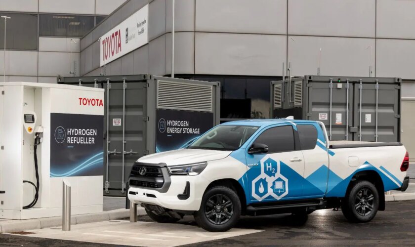 prototipo-toyota-hilux-elettrico-a-celle-a-combustibile-di-idrogeno