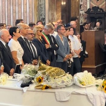 in-migliaia-in-piazza-a-napoli-per-il-funerale-del-musicista-cutolo