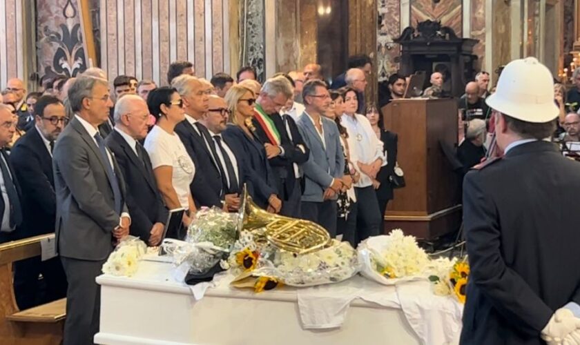 in-migliaia-in-piazza-a-napoli-per-il-funerale-del-musicista-cutolo