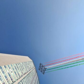 le-frecce-tricolori-sorvolano-milano-per-centenario-dell’aeronautica