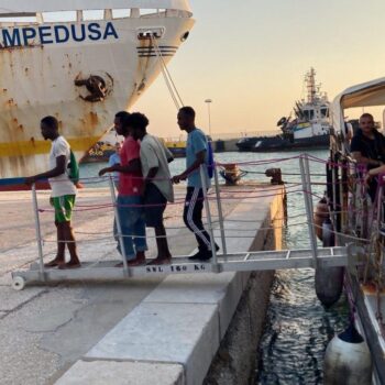 1.500-migranti-nell’hotspot-di-lampedusa,-oggi-la-visita-di-meloni-e-von-der-leyen