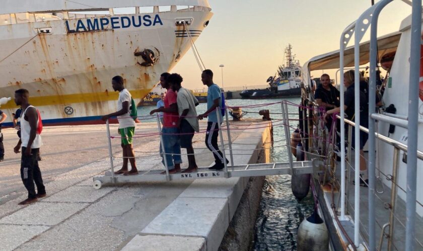 1.500-migranti-nell’hotspot-di-lampedusa,-oggi-la-visita-di-meloni-e-von-der-leyen