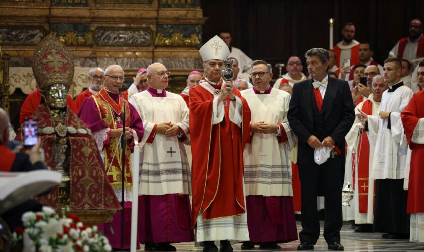 al-duomo-di-napoli-si-ripete-il-miracolo-del-sangue-di-san-gennaro