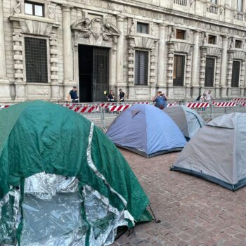 milano,-protesta-tende-davanti-a-palazzo-marino-“qui-a-oltranza”