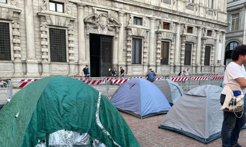 milano,-protesta-tende-davanti-a-palazzo-marino-“qui-a-oltranza”