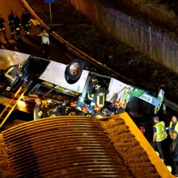 pullman-precipita-dal-cavalcavia-a-mestre,-21-morti.-rimosso-il-bus