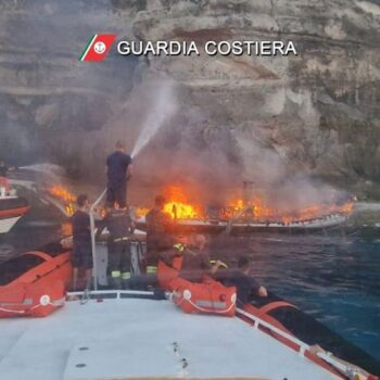 veliero-in-fiamme-al-largo-di-lampedusa,-passeggeri-tratti-in-salvo