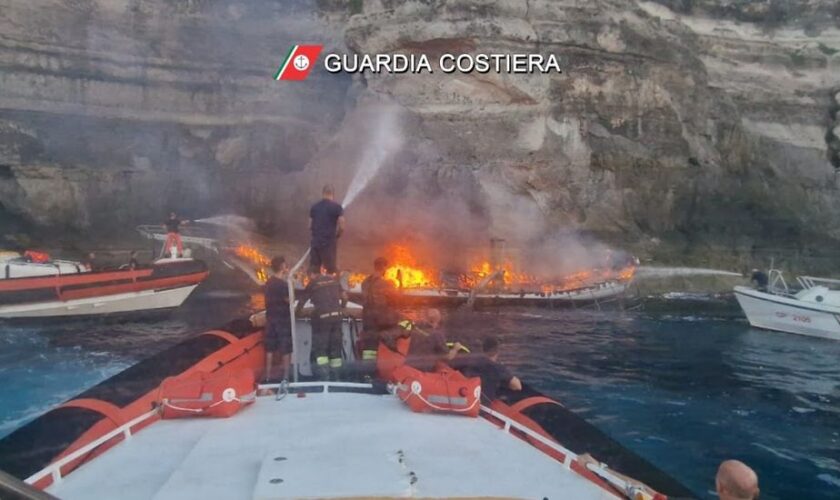 veliero-in-fiamme-al-largo-di-lampedusa,-passeggeri-tratti-in-salvo