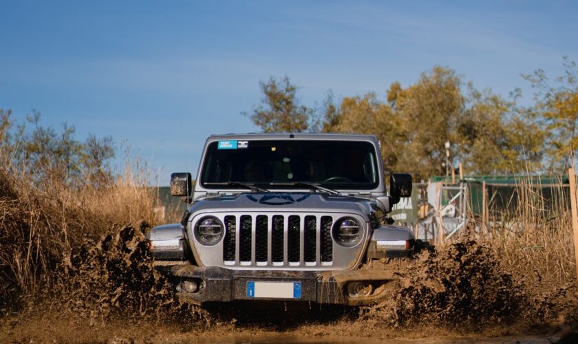 jeep-alla-fiera-internazionale-del-fuoristrada-con-la-gamma-4xe